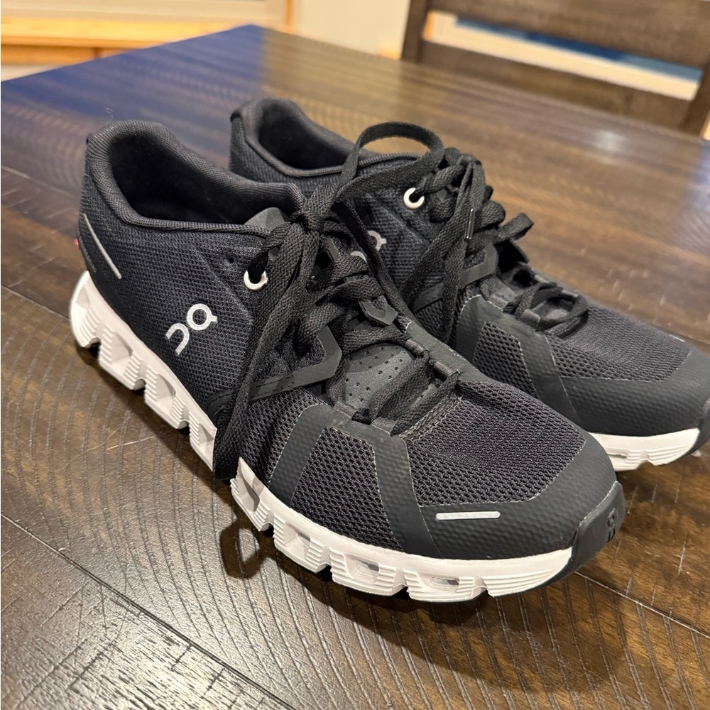 Women’s OnClouds Size 9